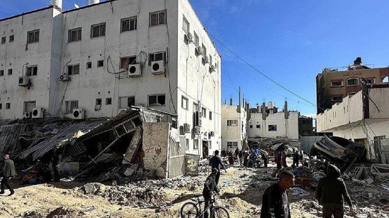 صورة أرشيفية من محيط مستشفى كمال عدوان